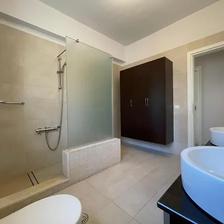 Luxury With Private Heated Pool Loutráki