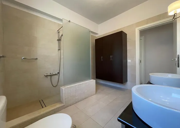 Luxury With Private Heated Pool Лоутраки